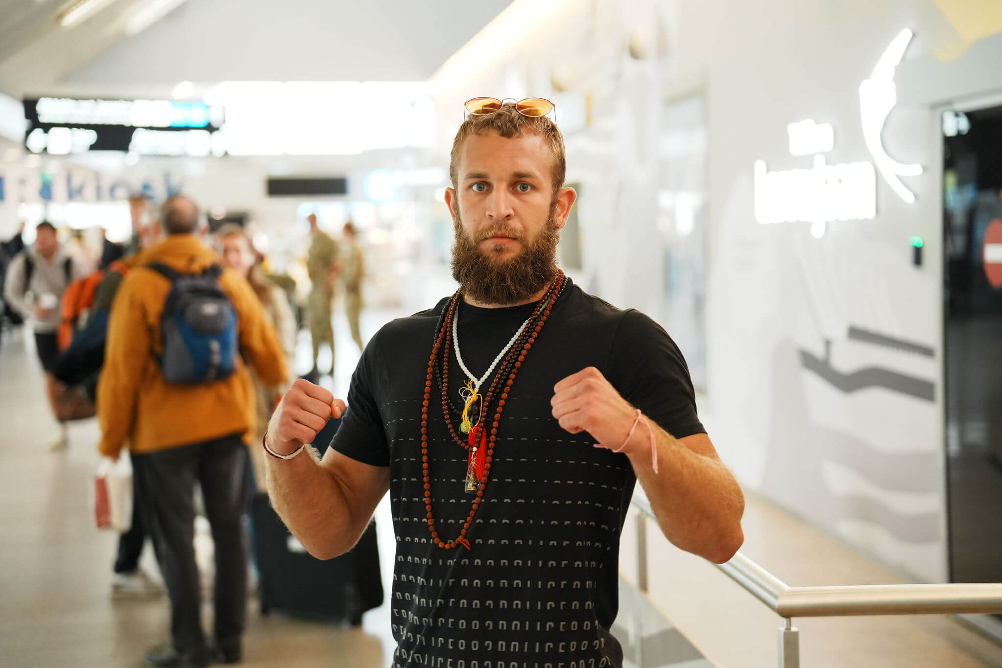 Estonian Fighters Agency sportlane Allan Volosatõh on tagasi Eestis pärast intensiivset treeninglaagrit Tais. Tallinna Lennujaamas GoodFightile antud intervjuus